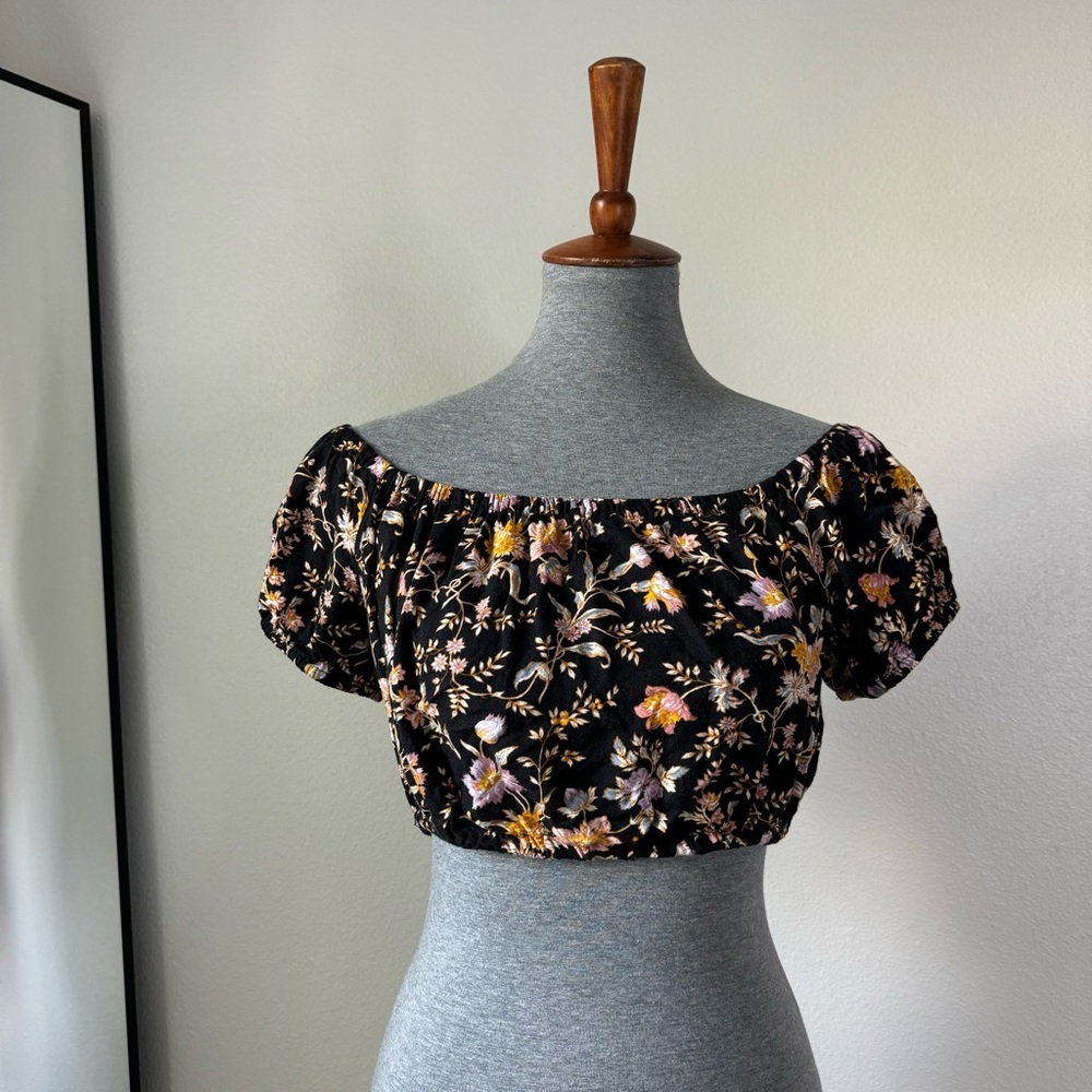 American Eagle 
Black Floral Crop Top